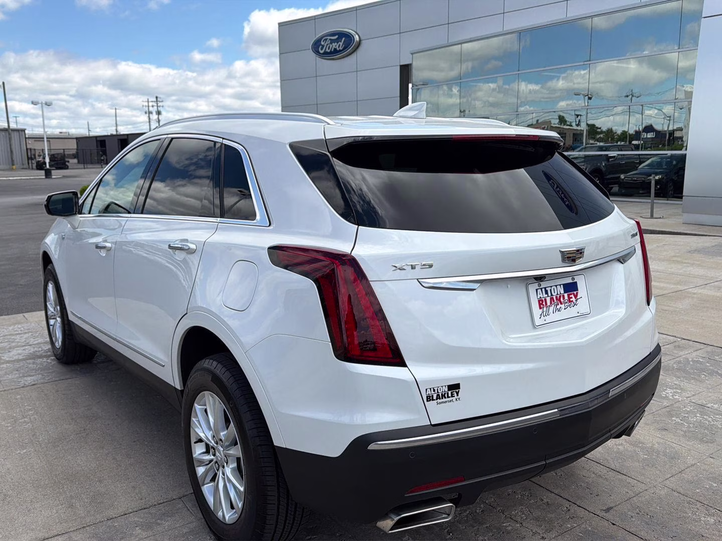2023 Crystal White Tricoat Cadillac XT5 FWD Luxury FWD SUV