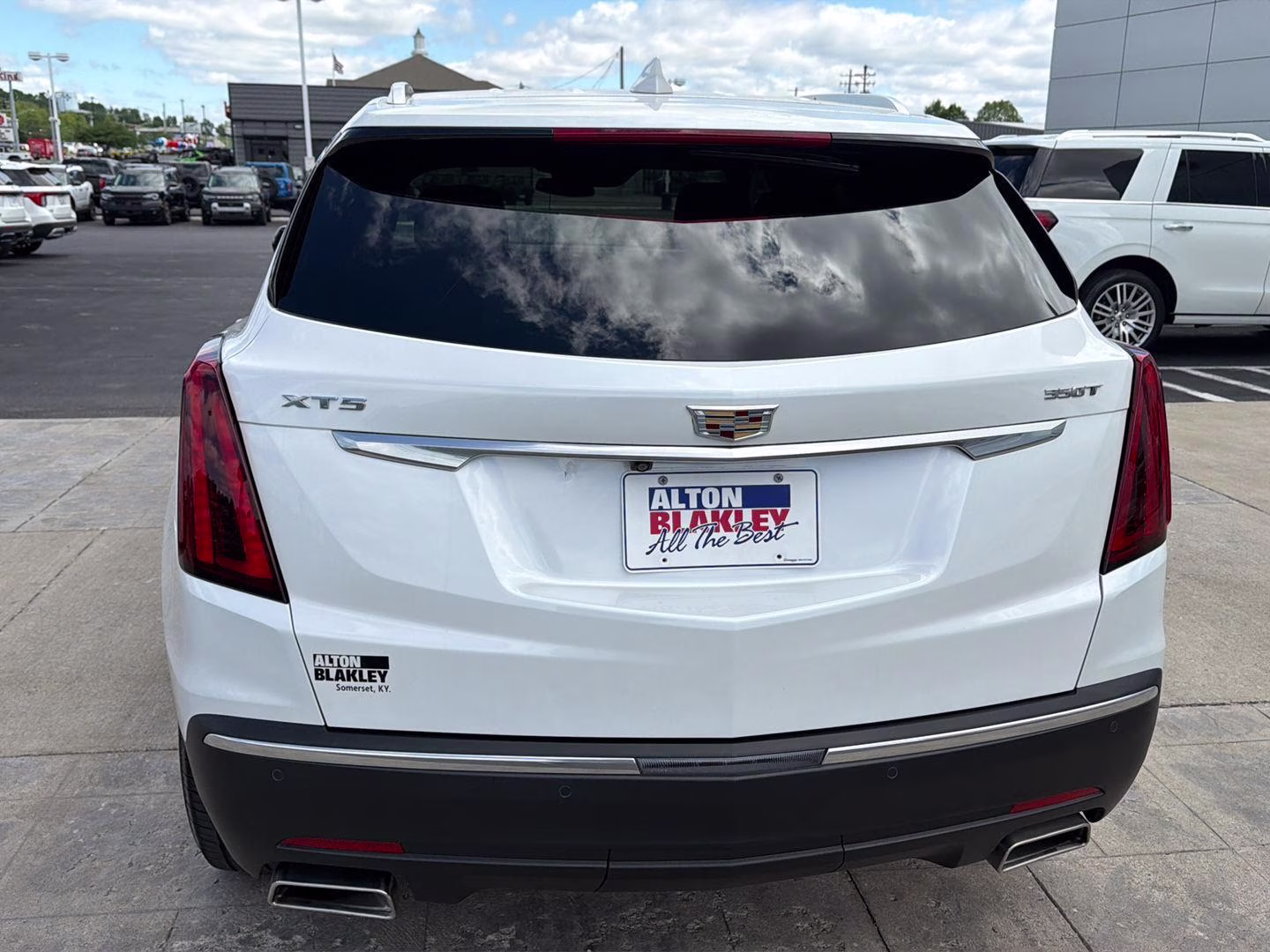 2023 Crystal White Tricoat Cadillac XT5 FWD Luxury FWD SUV