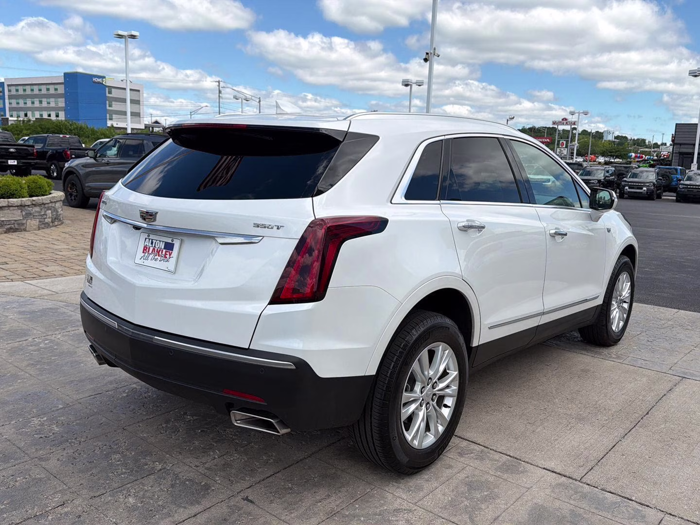 2023 Crystal White Tricoat Cadillac XT5 FWD Luxury FWD SUV