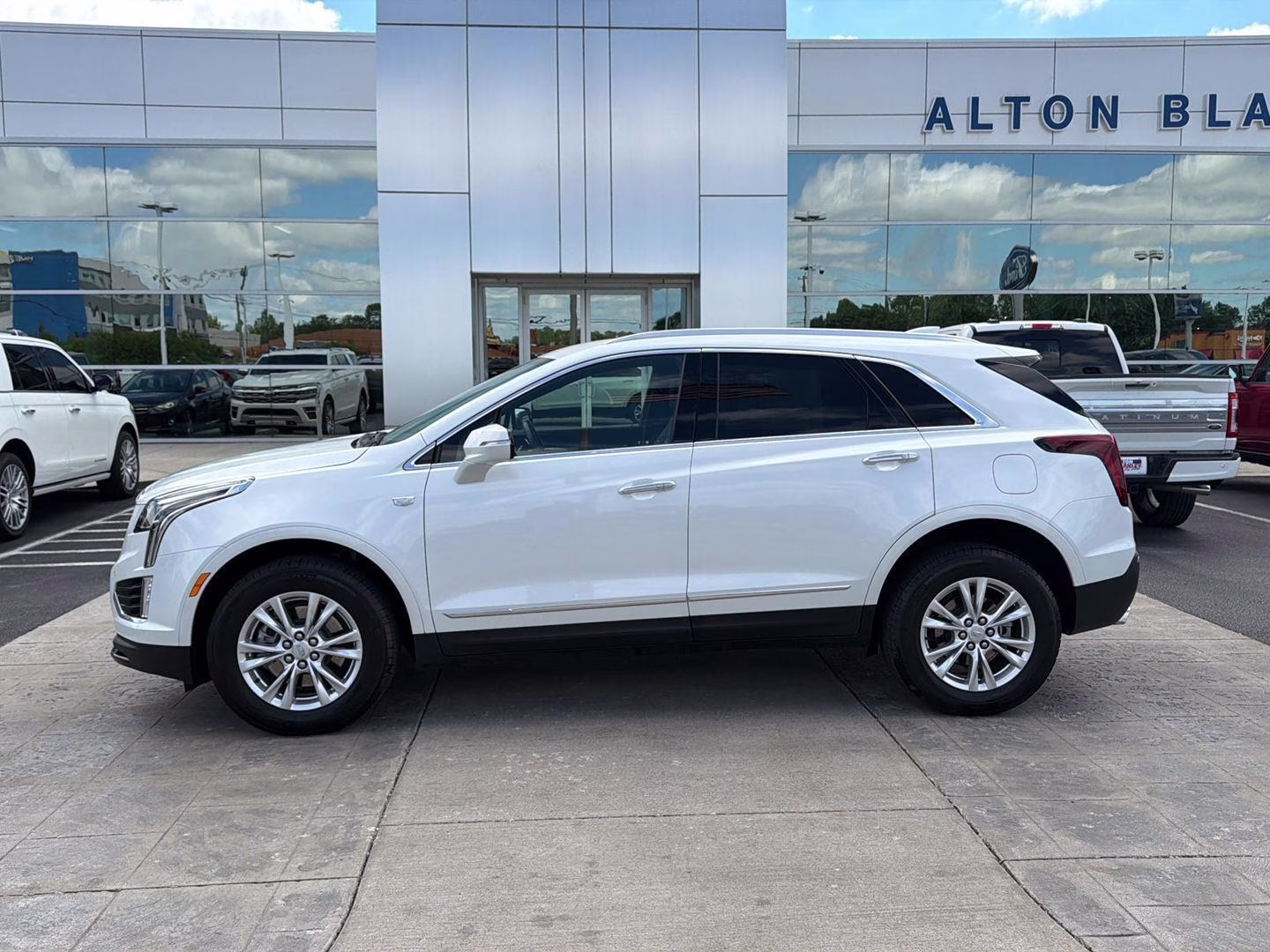 2023 Crystal White Tricoat Cadillac XT5 FWD Luxury FWD SUV