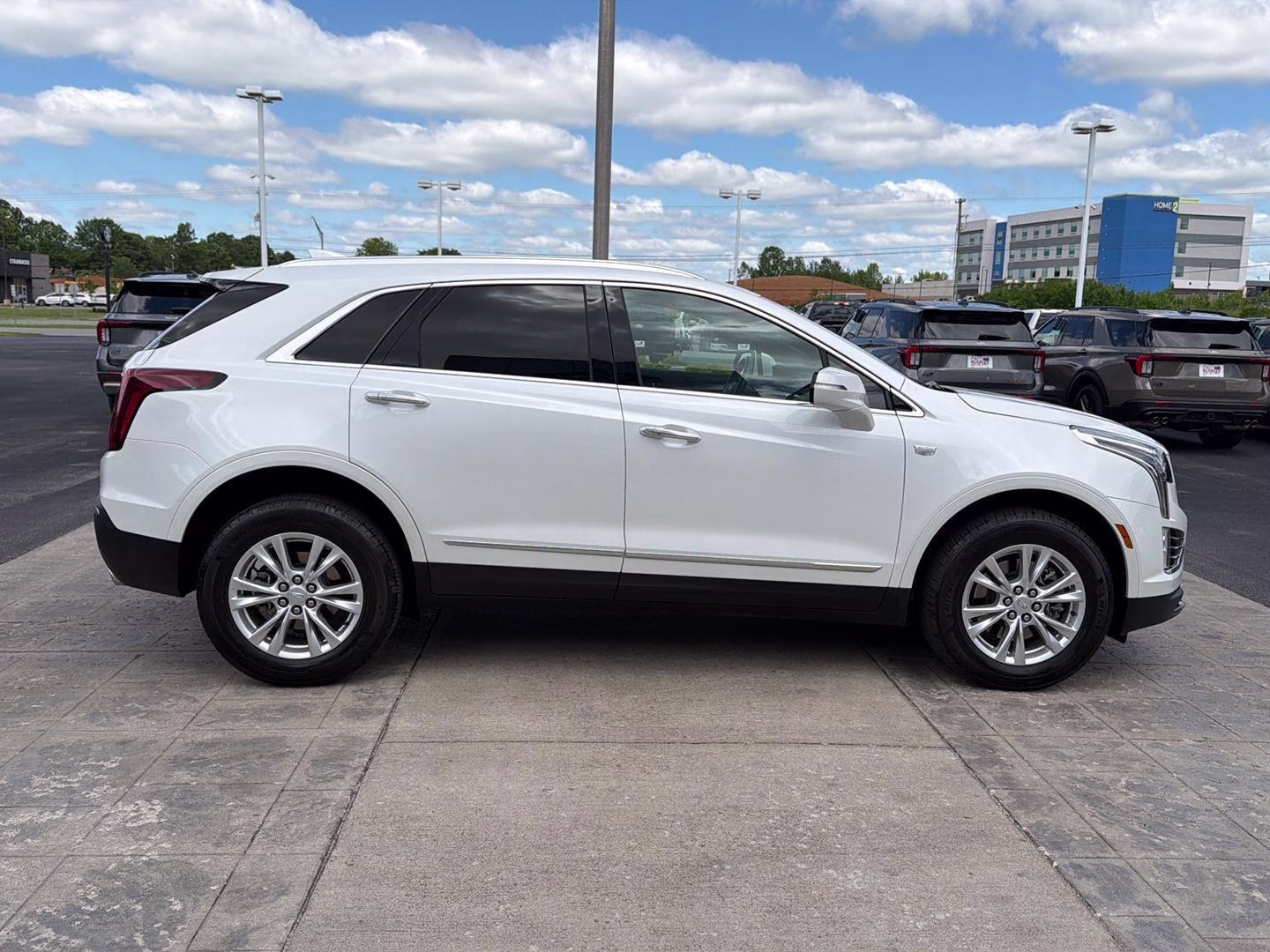 2023 Crystal White Tricoat Cadillac XT5 FWD Luxury FWD SUV