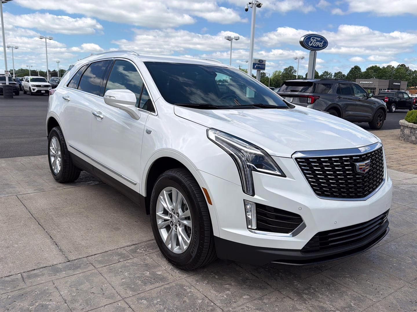 2023 Crystal White Tricoat Cadillac XT5 FWD Luxury FWD SUV