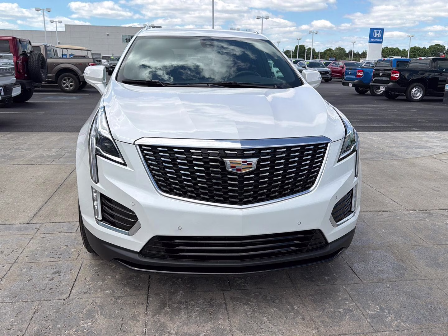 2023 Crystal White Tricoat Cadillac XT5 FWD Luxury FWD SUV