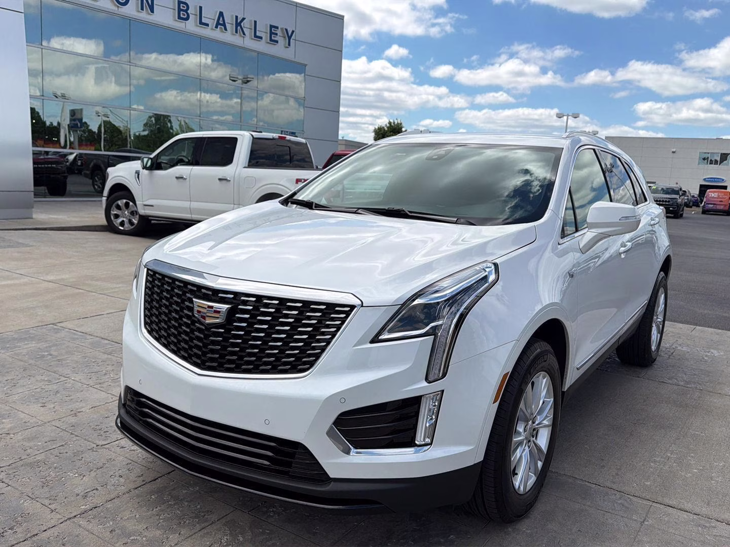 2023 Crystal White Tricoat Cadillac XT5 FWD Luxury FWD SUV