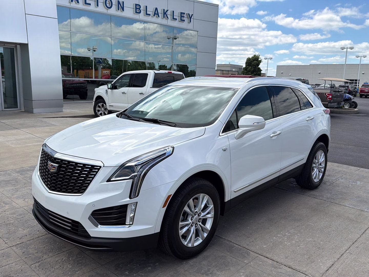 2023 Crystal White Tricoat Cadillac XT5 FWD Luxury FWD SUV