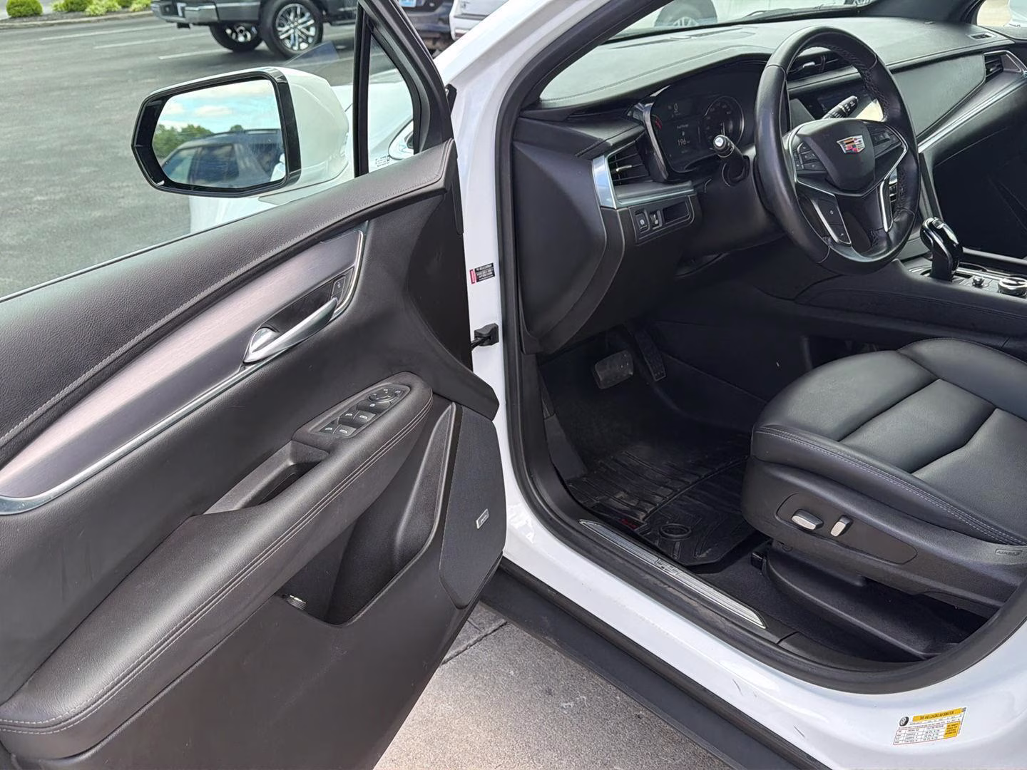 2023 Crystal White Tricoat Cadillac XT5 FWD Luxury FWD SUV