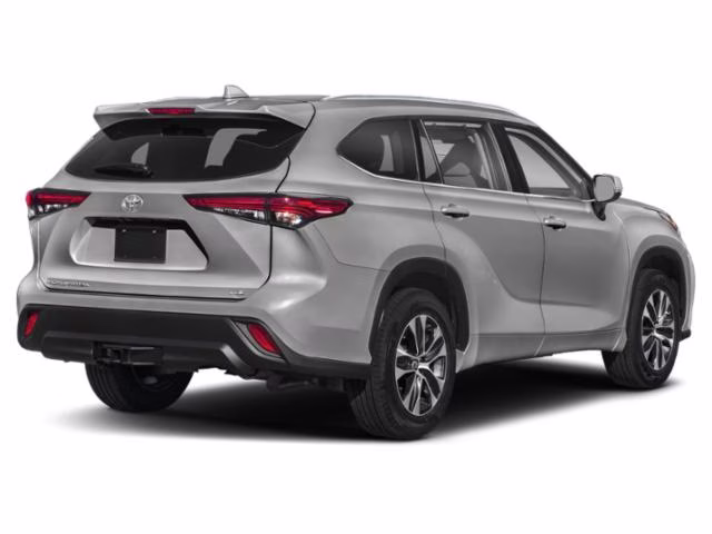 2022 Celestial Silver Metallic Toyota Highlander XLE FWD SUV