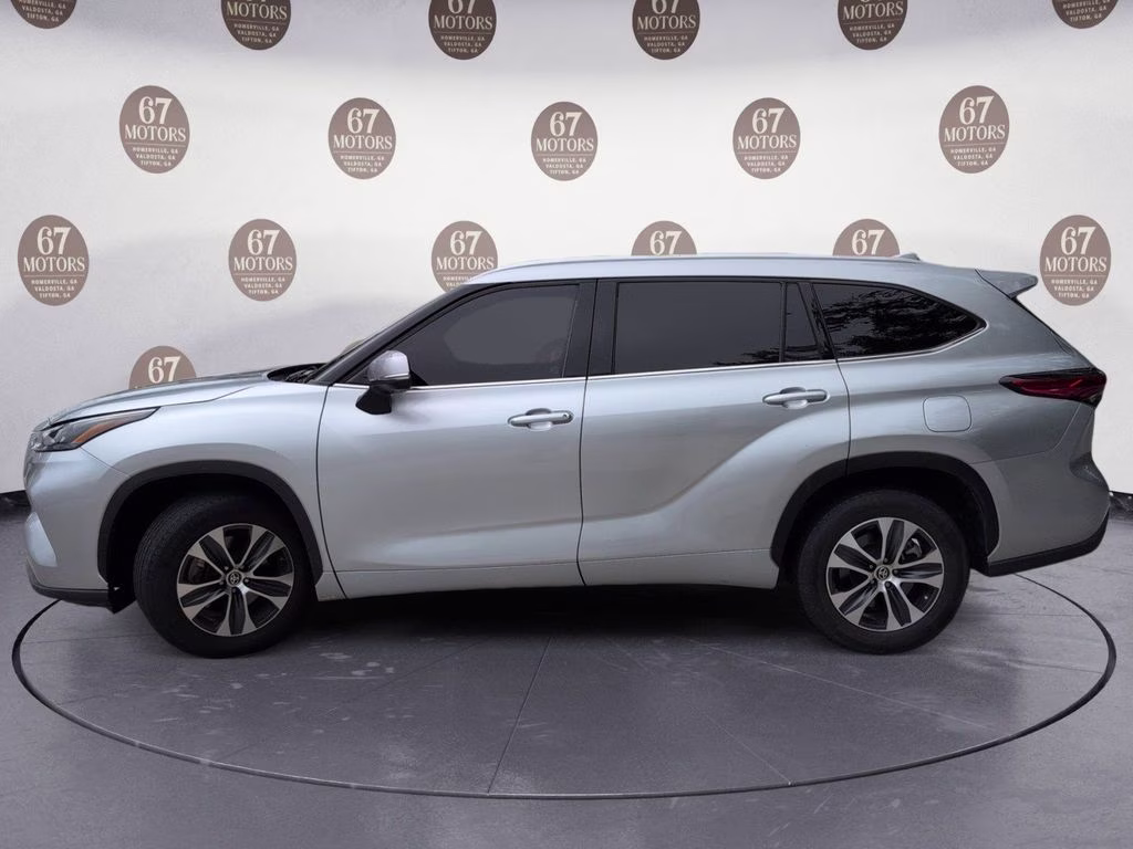 2022 Celestial Silver Metallic Toyota Highlander XLE FWD SUV