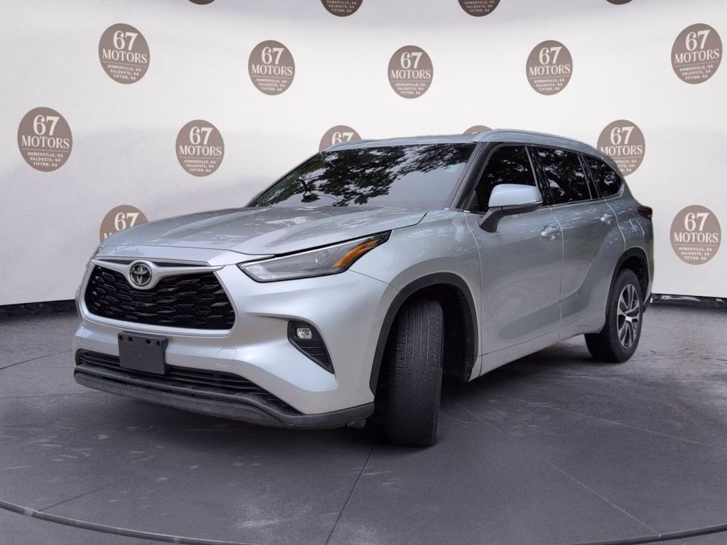 2022 Celestial Silver Metallic Toyota Highlander XLE FWD SUV