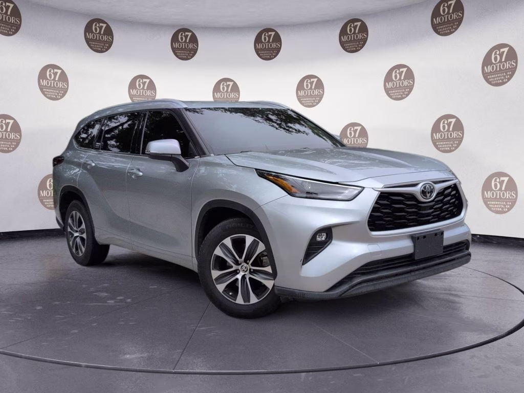 2022 Celestial Silver Metallic Toyota Highlander XLE FWD SUV