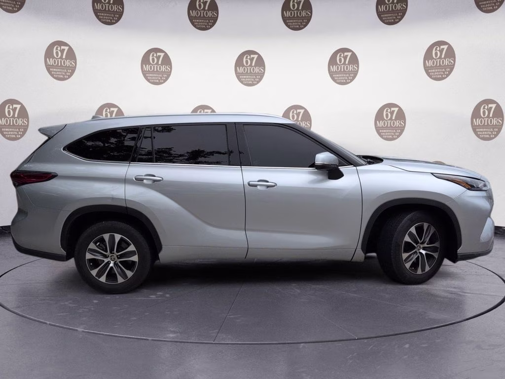 2022 Celestial Silver Metallic Toyota Highlander XLE FWD SUV