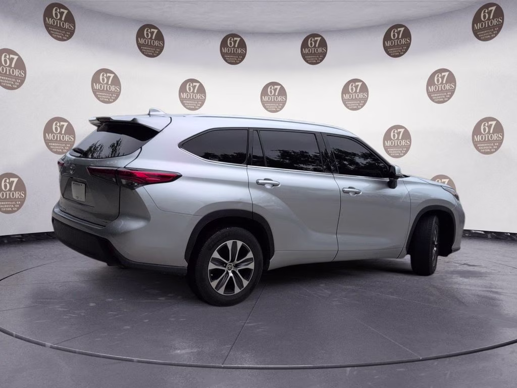 2022 Celestial Silver Metallic Toyota Highlander XLE FWD SUV