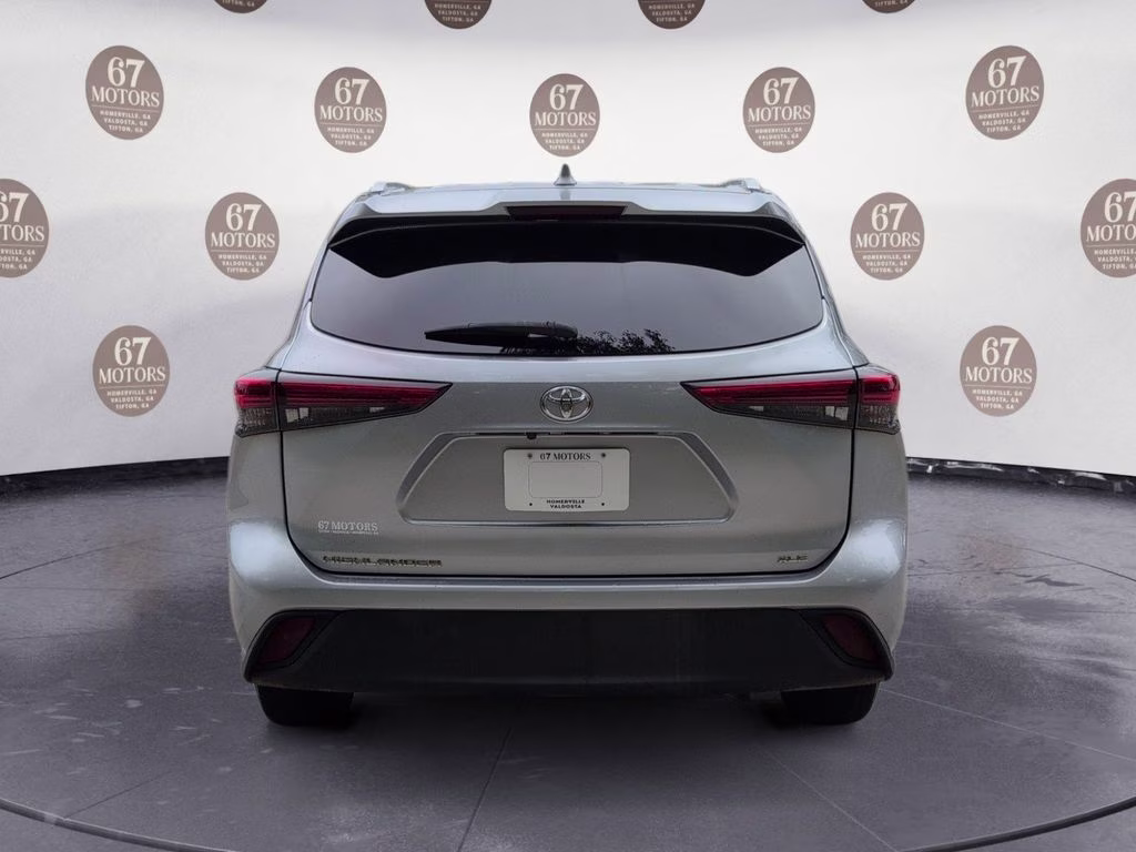 2022 Celestial Silver Metallic Toyota Highlander XLE FWD SUV