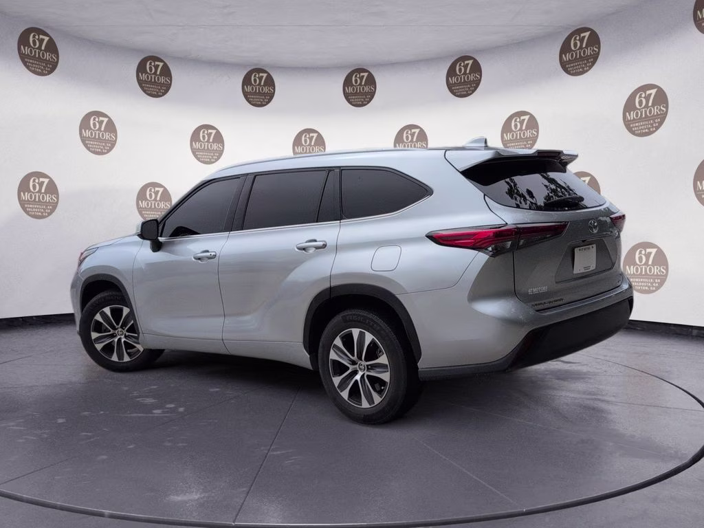 2022 Celestial Silver Metallic Toyota Highlander XLE FWD SUV