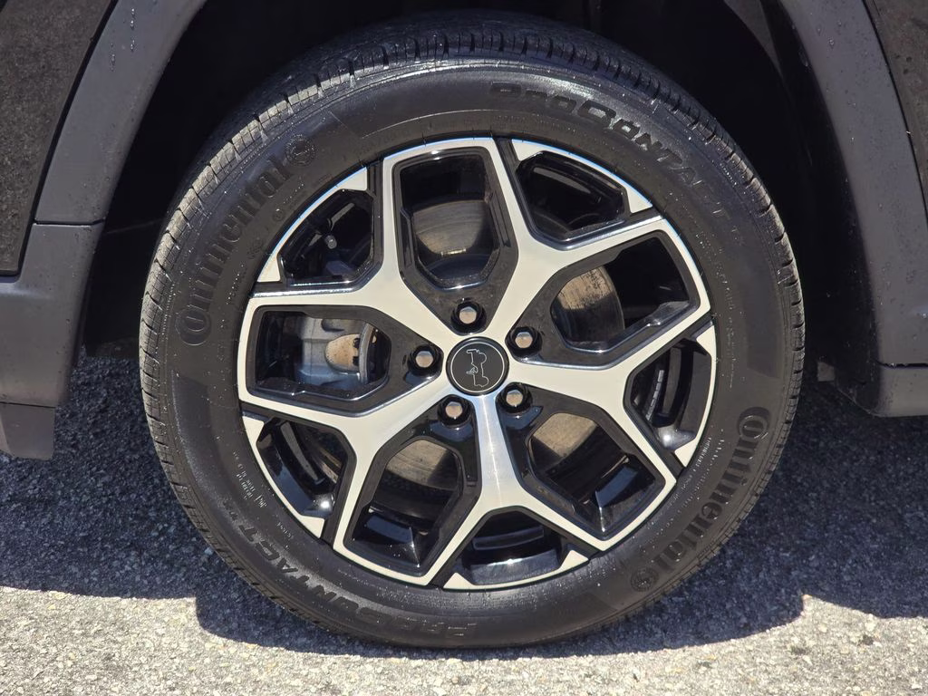 2025 Diamond Black Crystal Pearlcoat Jeep Compass Limited 4X4 SUV