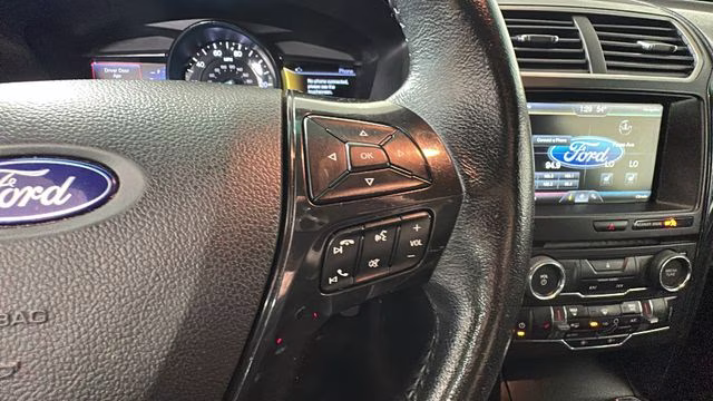 2016 Oxford White Ford Explorer XLT 4X4 SUV