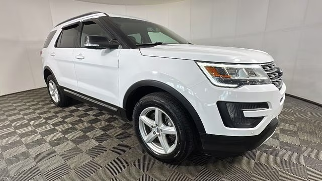 2016 Oxford White Ford Explorer XLT 4X4 SUV