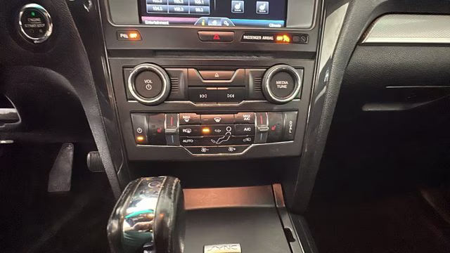 2016 Oxford White Ford Explorer XLT 4X4 SUV