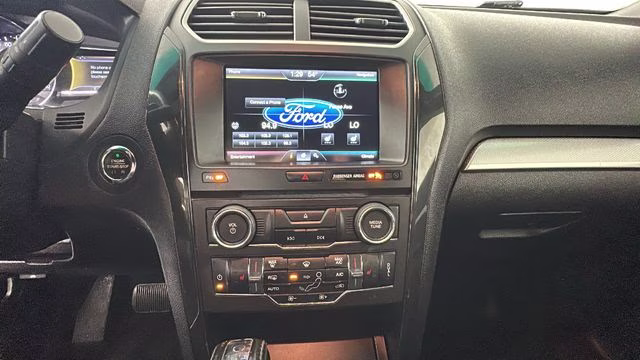 2016 Oxford White Ford Explorer XLT 4X4 SUV