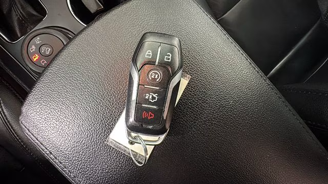 2016 Oxford White Ford Explorer XLT 4X4 SUV
