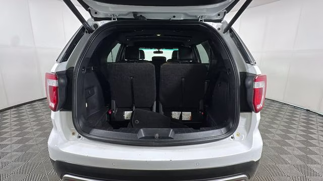 2016 Oxford White Ford Explorer XLT 4X4 SUV