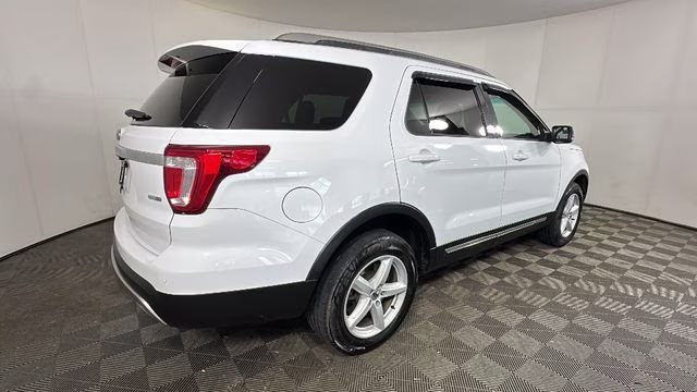 2016 Oxford White Ford Explorer XLT 4X4 SUV