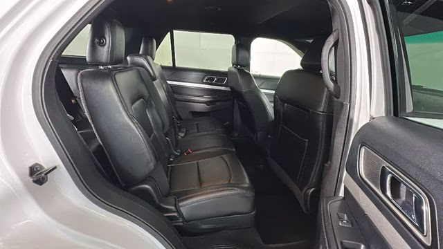 2016 Oxford White Ford Explorer XLT 4X4 SUV