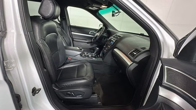 2016 Oxford White Ford Explorer XLT 4X4 SUV