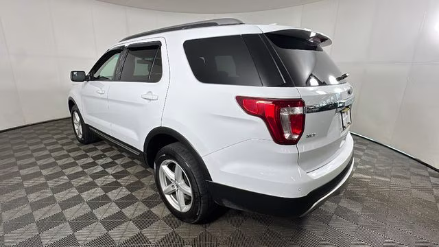 2016 Oxford White Ford Explorer XLT 4X4 SUV