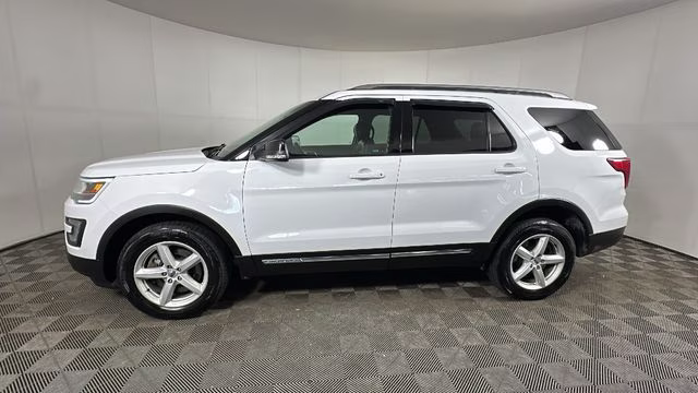 2016 Oxford White Ford Explorer XLT 4X4 SUV