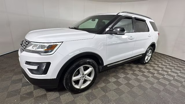 2016 Oxford White Ford Explorer XLT 4X4 SUV