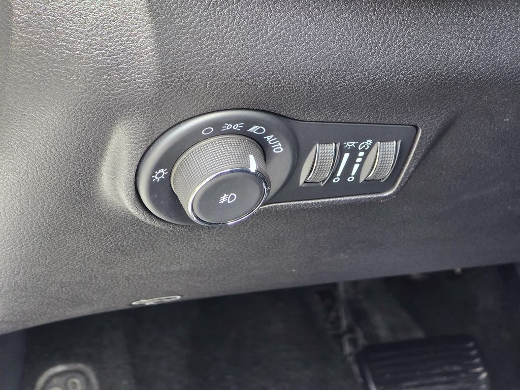 2025 Bright White Clearcoat Jeep Compass Limited 4X4 SUV