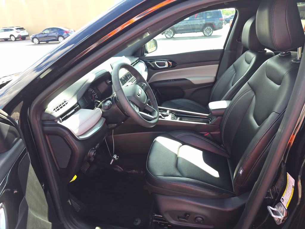 2025 Diamond Black Crystal Pearlcoat Jeep Compass Limited 4X4 SUV