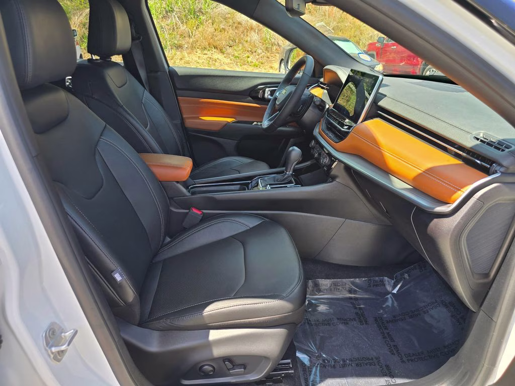 2025 Bright White Clearcoat Jeep Compass Limited 4X4 SUV