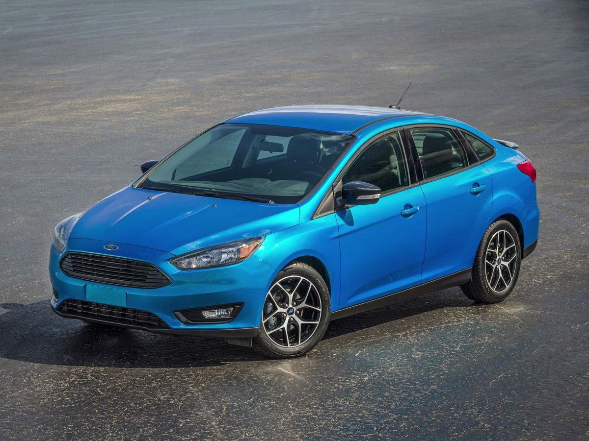2017 White Gold Metallic Ford Focus SE FWD Sedan