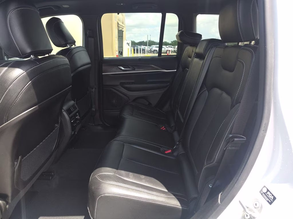 2025 Bright White Clearcoat Jeep Grand Cherokee Limited 4X4 SUV