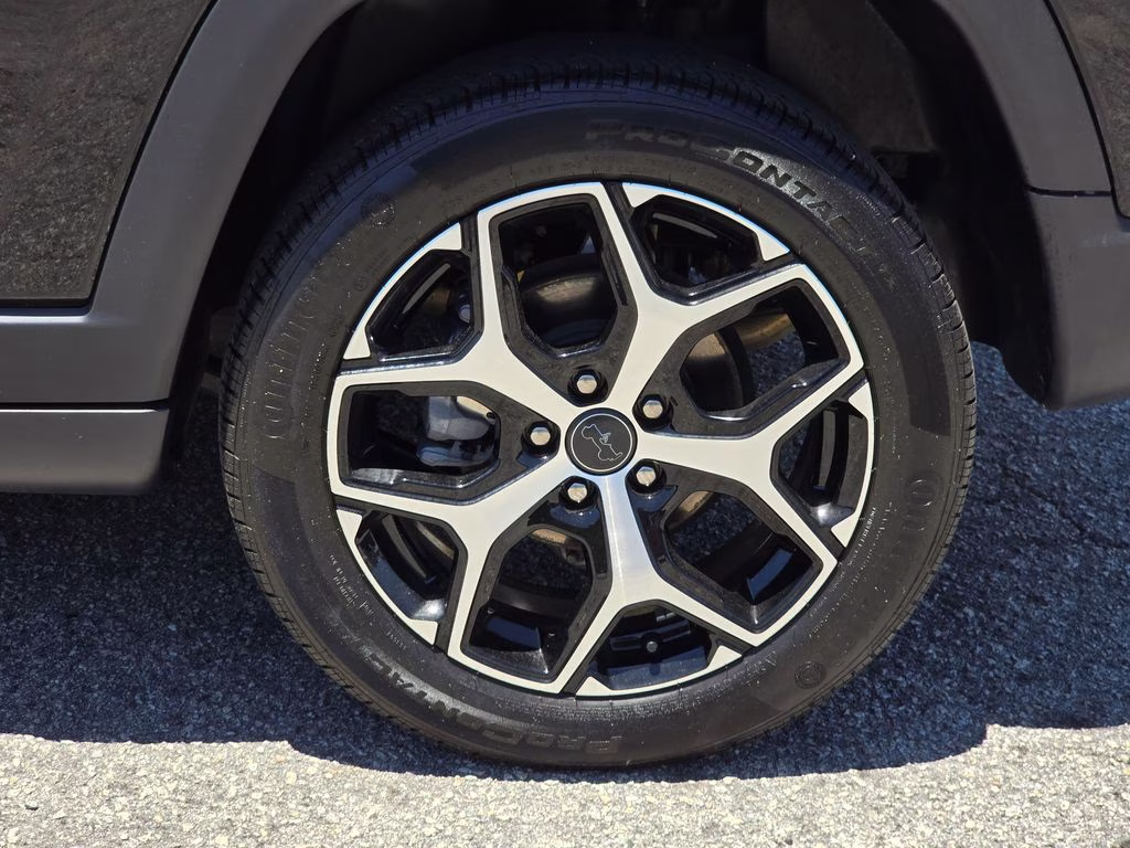 2025 Diamond Black Crystal Pearlcoat Jeep Compass Limited 4X4 SUV