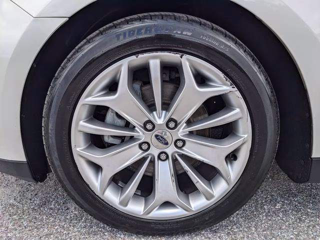 2018 White Platinum Clearcoat Metallic Ford Taurus Limited FWD Sedan