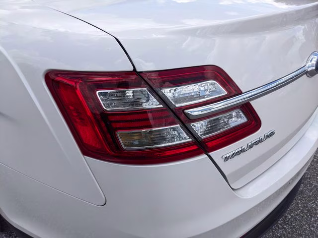 2018 White Platinum Clearcoat Metallic Ford Taurus Limited FWD Sedan