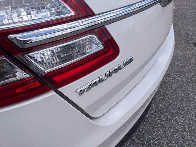 2018 White Platinum Clearcoat Metallic Ford Taurus Limited FWD Sedan