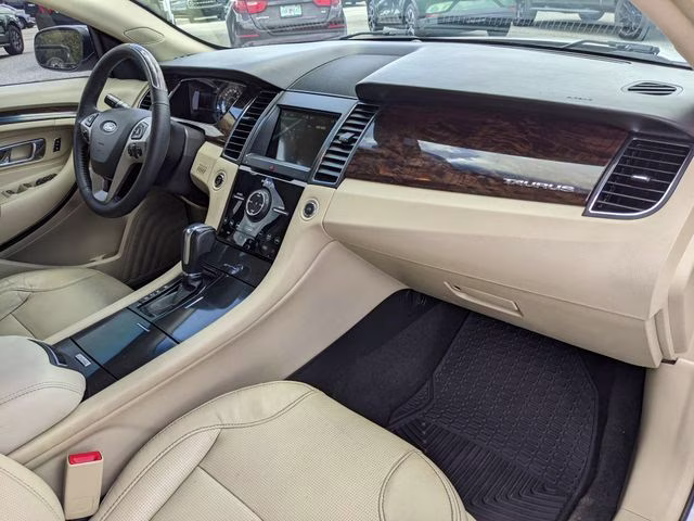 2018 White Platinum Clearcoat Metallic Ford Taurus Limited FWD Sedan