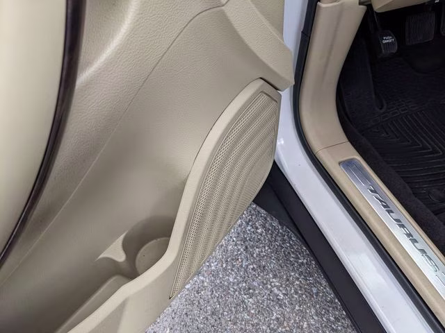 2018 White Platinum Clearcoat Metallic Ford Taurus Limited FWD Sedan