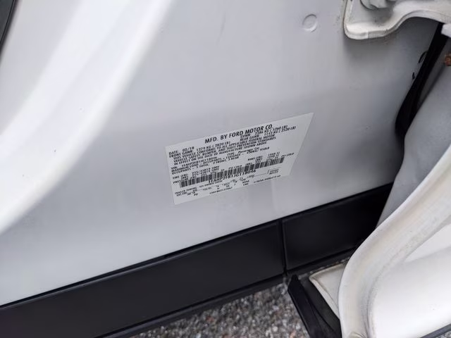 2018 White Platinum Clearcoat Metallic Ford Taurus Limited FWD Sedan