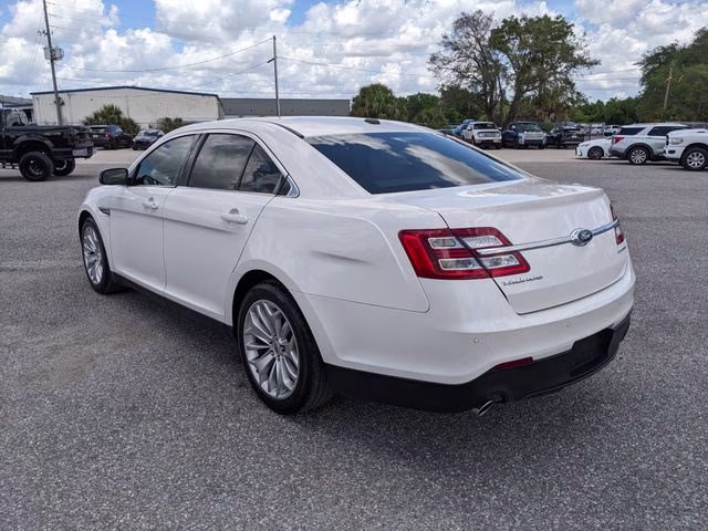2018 White Platinum Clearcoat Metallic Ford Taurus Limited FWD Sedan