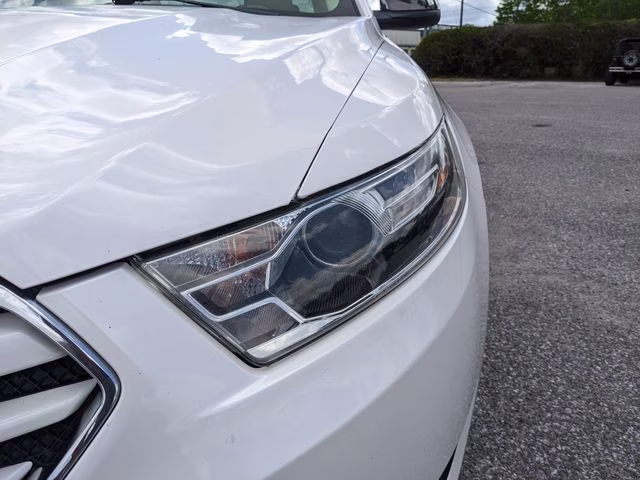 2018 White Platinum Clearcoat Metallic Ford Taurus Limited FWD Sedan