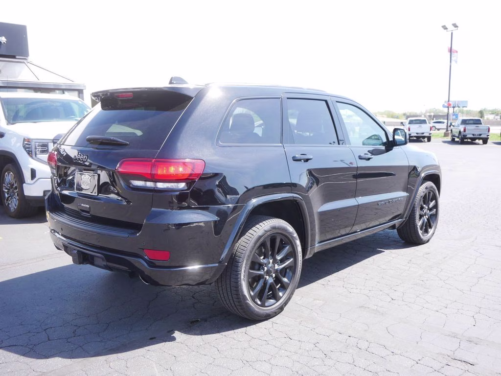 2021 Diamond Black Crystal Pearlcoat Jeep Grand Cherokee Laredo X 4X4 SUV
