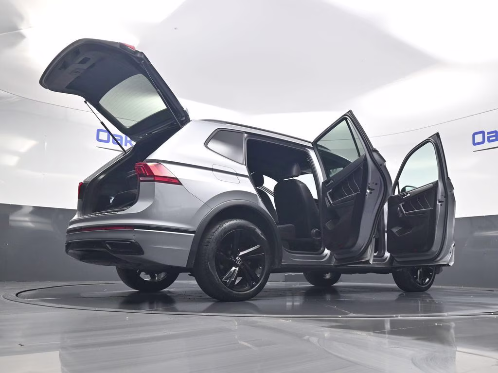 2023 Silver Metallic Volkswagen Tiguan 2.0T SE R-Line Black FWD SUV