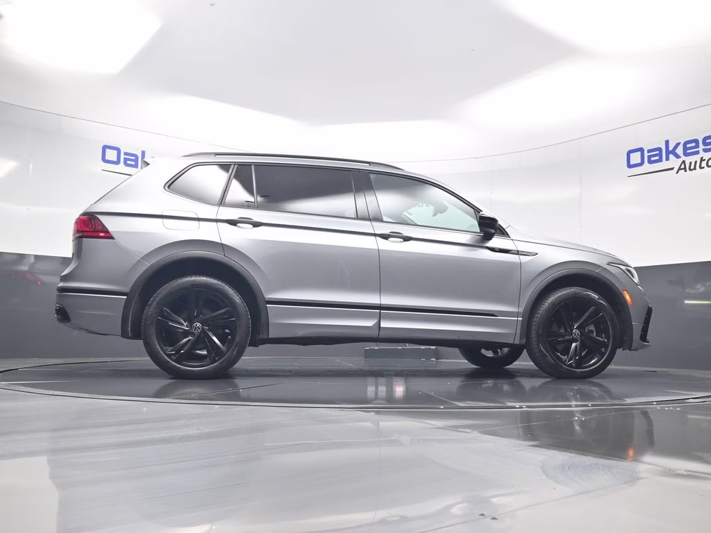 2023 Silver Metallic Volkswagen Tiguan 2.0T SE R-Line Black FWD SUV