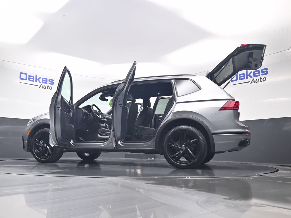 2023 Silver Metallic Volkswagen Tiguan 2.0T SE R-Line Black FWD SUV