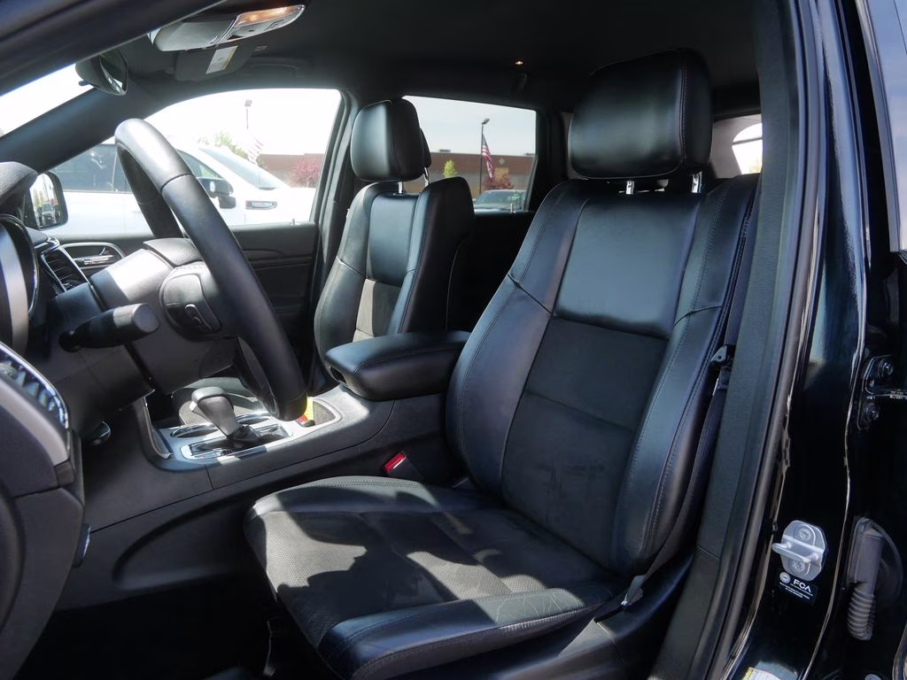 2021 Diamond Black Crystal Pearlcoat Jeep Grand Cherokee Laredo X 4X4 SUV